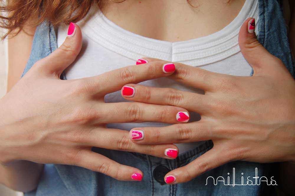 Pink Neon Framed Nails // Rosa Neón