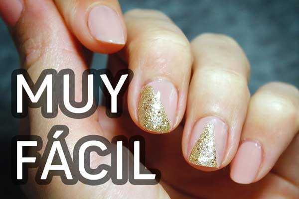 Manicura de fiesta discreta en nude y dorado | MUY FÁCIL