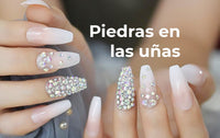Cómo pegar piedras en las uñas