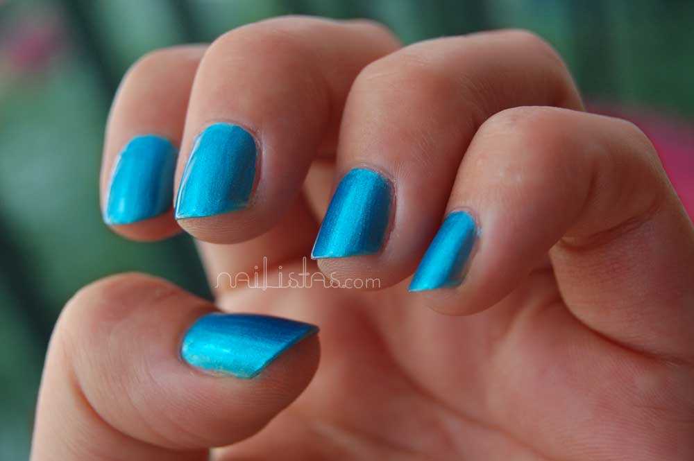Love Nails de Sinful Colors // Azul turquesa profundo