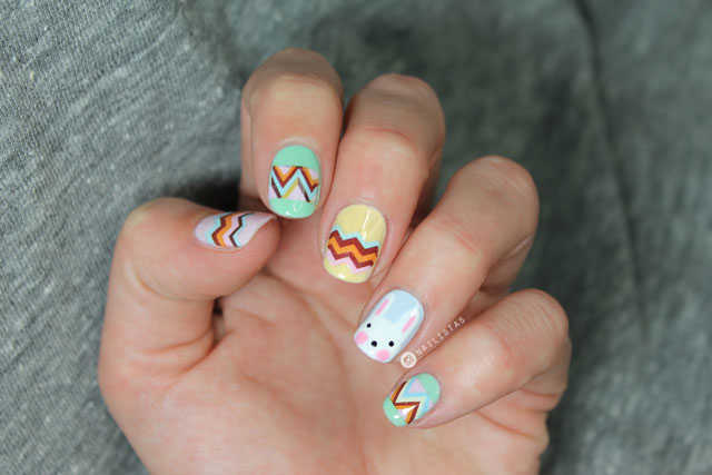 Uñas decoradas con conejo y huevos de pascua