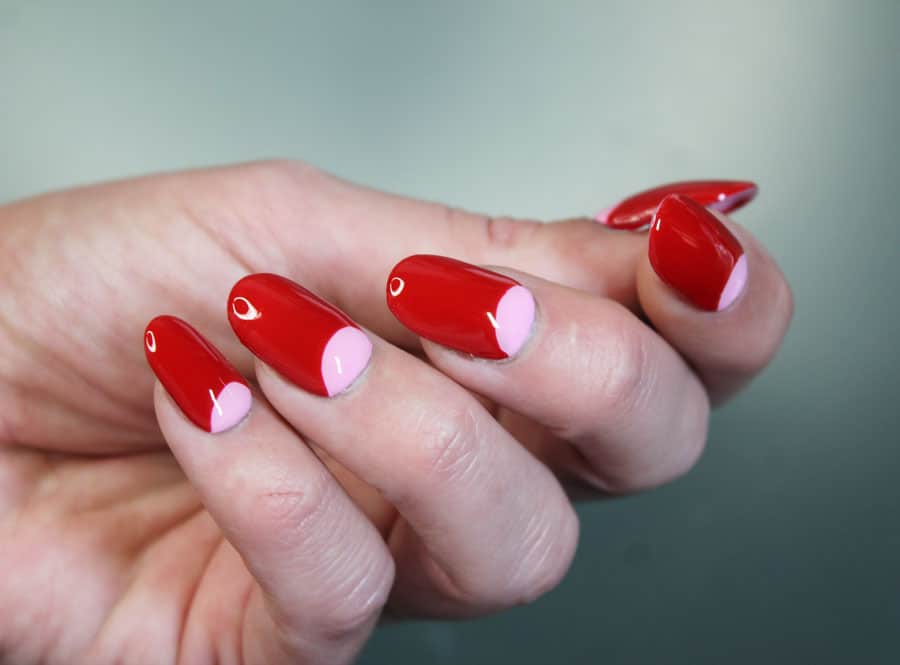 ¿Qué es la manicura francesa invertida o uñas de media luna? | Tendencias