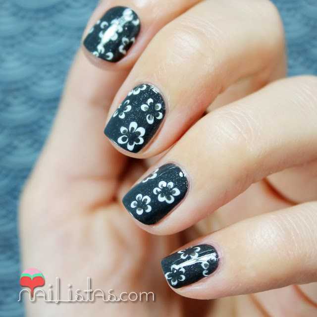 Uñas cortas decoradas con flores