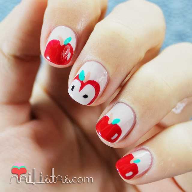 Uñas decoradas con manzanas rojas